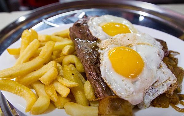 Comidas típicas do Chile com receitas - Bisteca a lo pobre